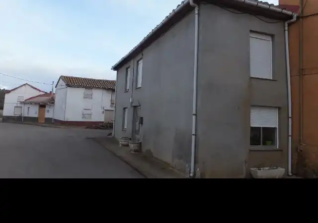 Vista exterior de Piso en venta en Villaobispo de Otero