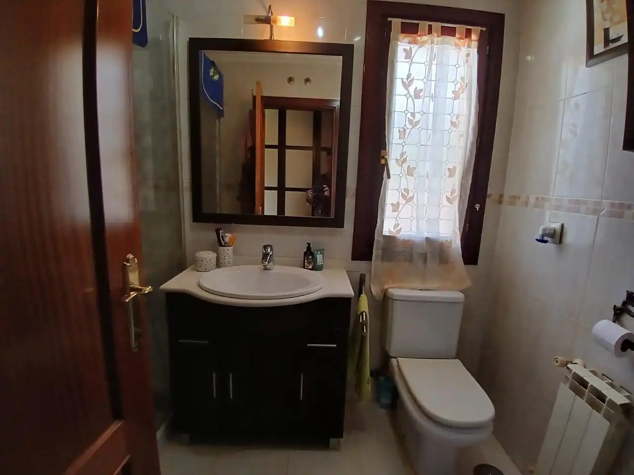 Badezimmer von Einfamilien-Reihenhaus zum Verkauf in Castro-Urdiales mit Heizung, Privatgarten und Terrasse