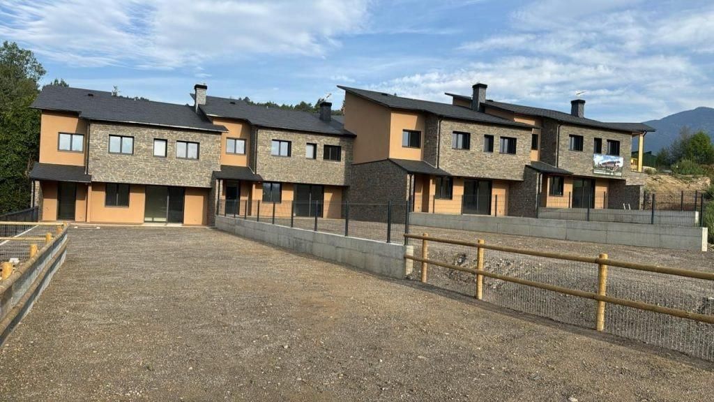 Vista exterior de Casa adosada en venda en Montferrer i Castellbò amb Calefacció, Jardí privat i Parquet