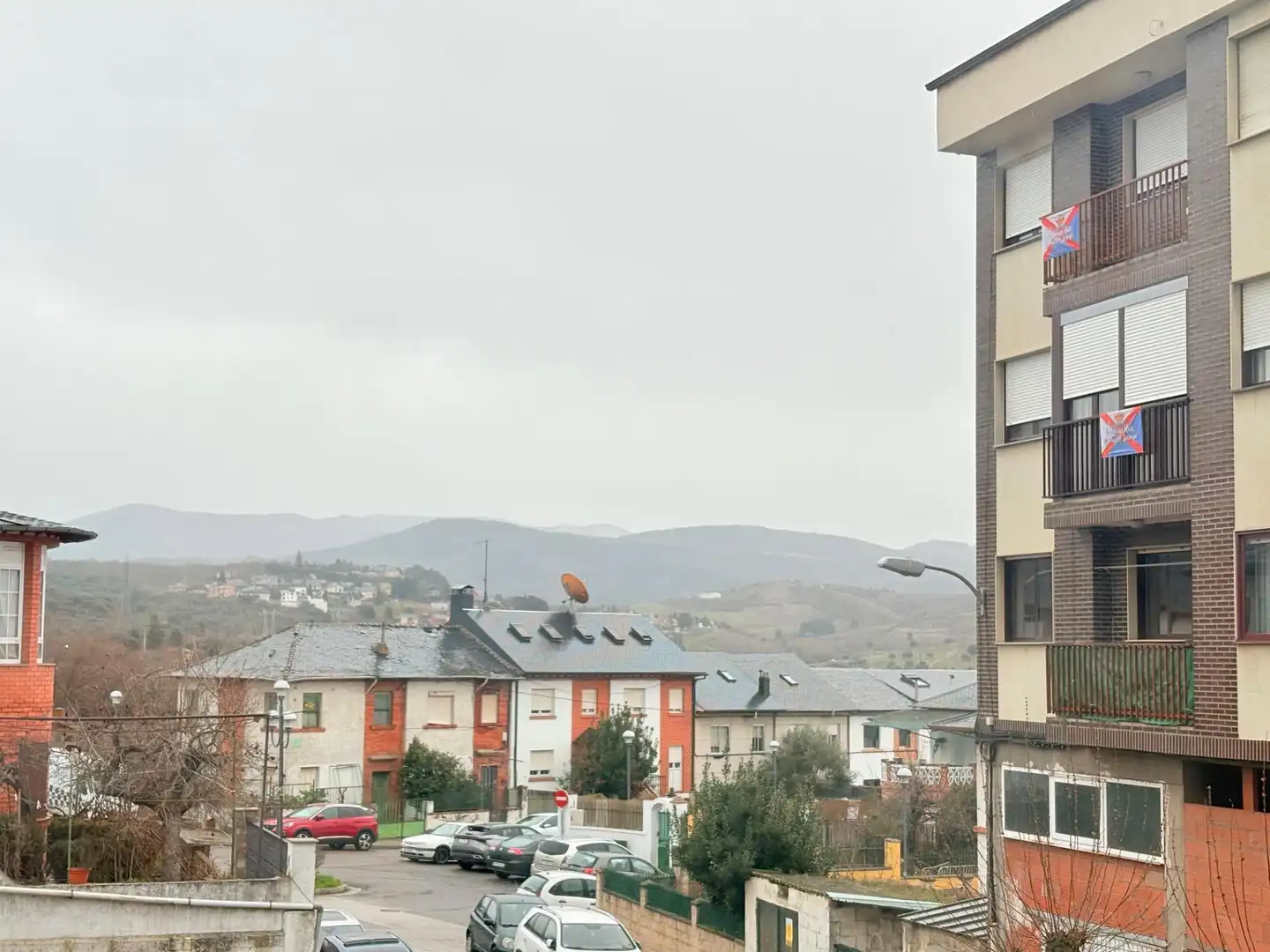 Vista exterior de Casa o xalet en venda en Ponferrada amb Traster, Balcó i Alarma
