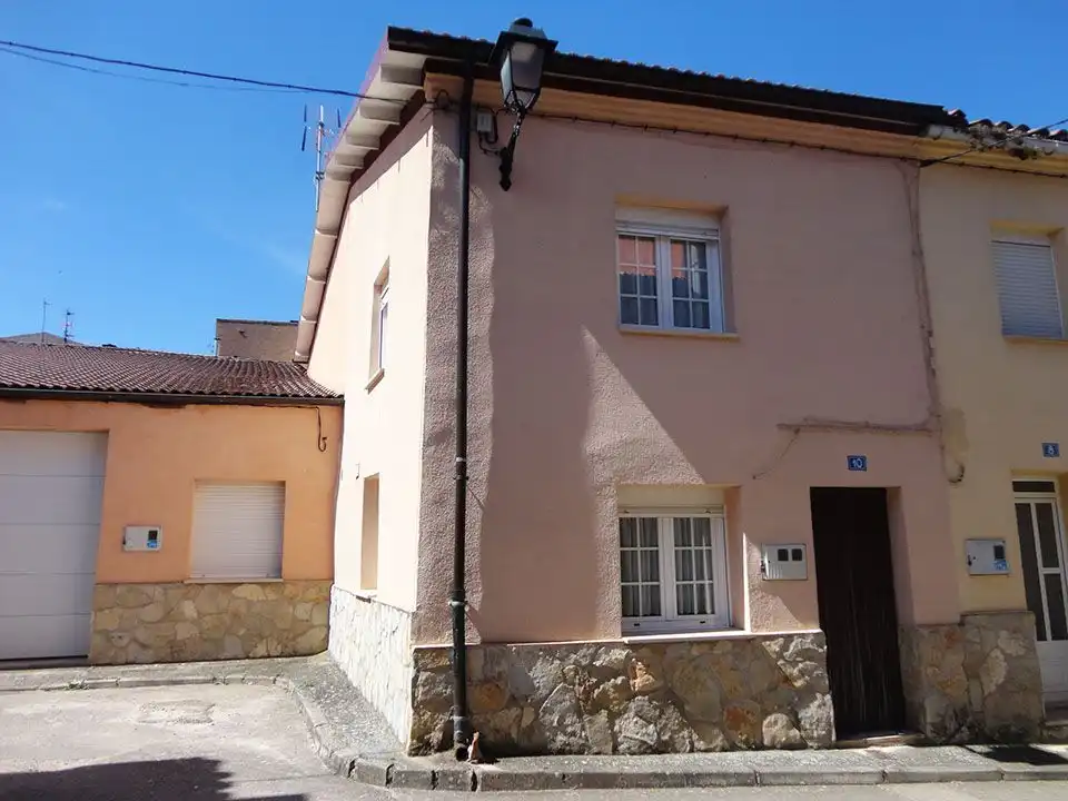 Vista exterior de Casa adosada en venda en Espejón amb Jardí privat, Traster i Moblat