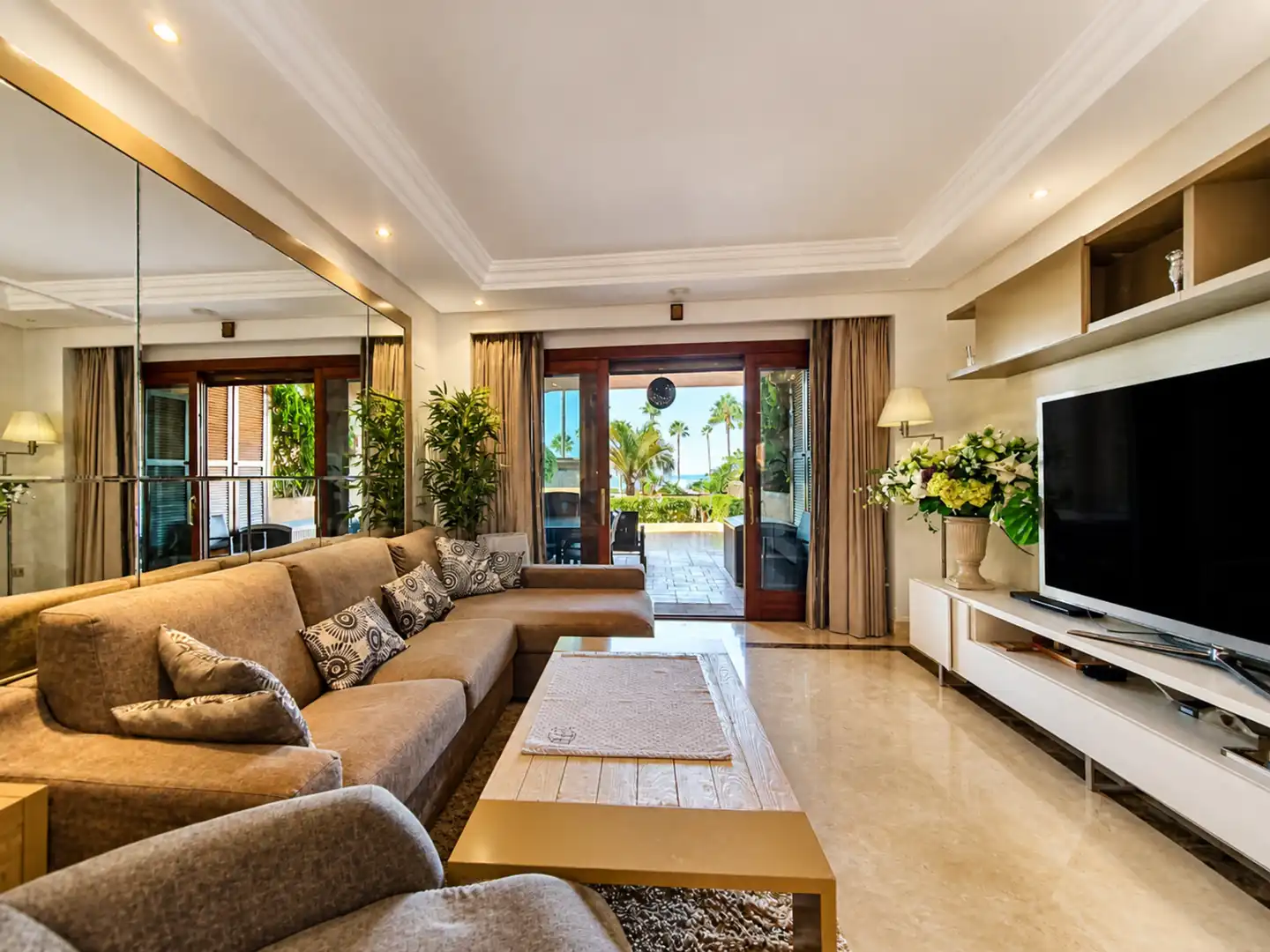 Sala d'estar de Apartament en venda en Estepona amb Aire condicionat, Terrassa i Moblat