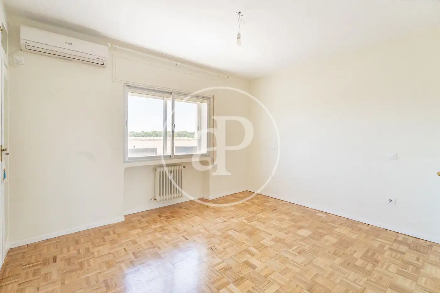 Bedroom of Attic for sale in Madrid  with Air Conditioner, Heating and Private garden