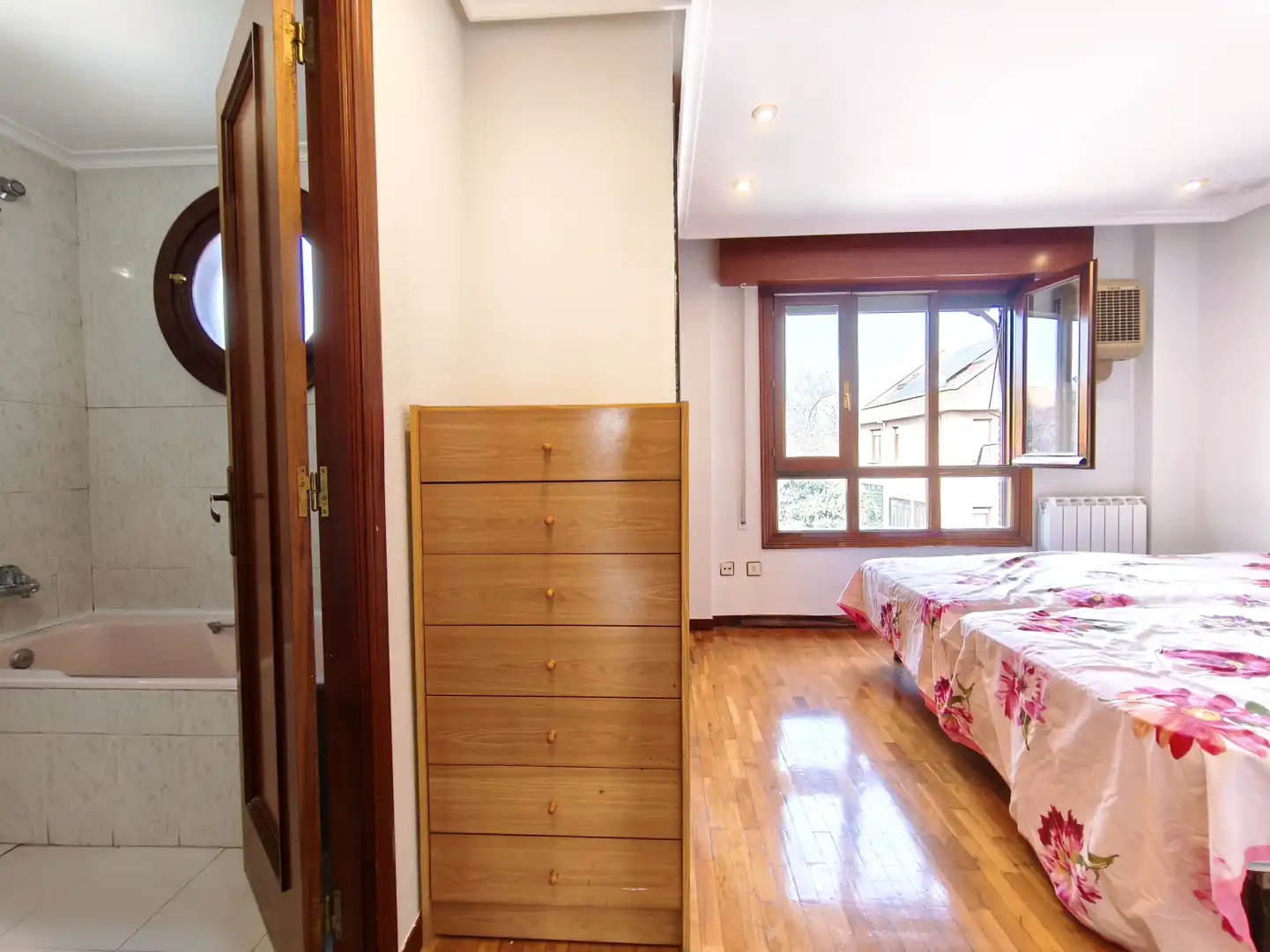 Dormitori de Casa o xalet en venda en  Logroño amb Calefacció, Jardí privat i Parquet