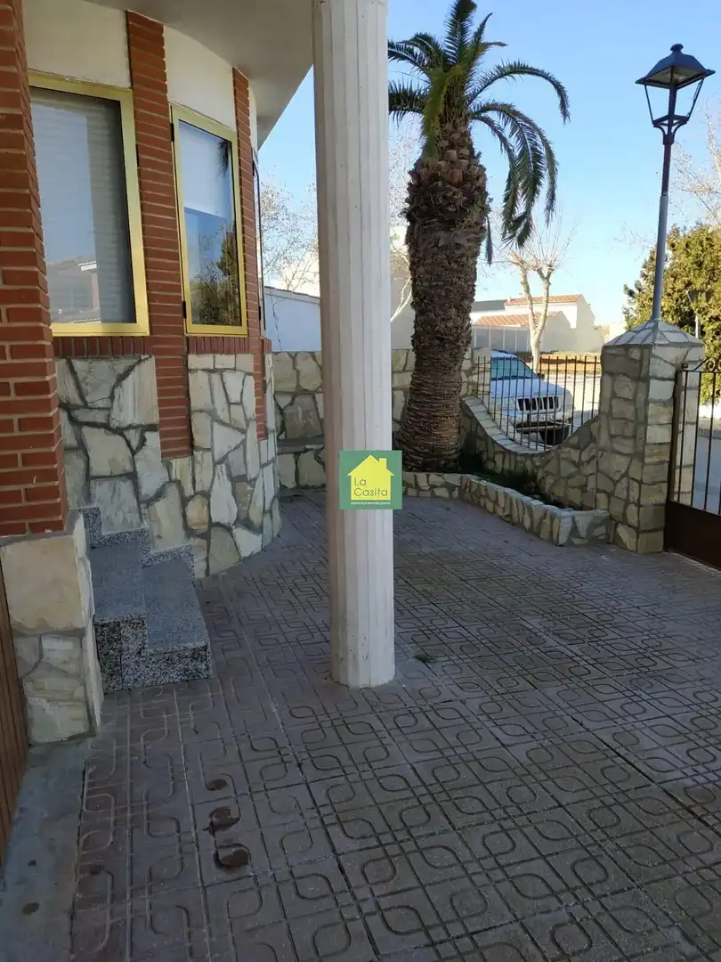 Vista exterior de Casa adosada en venda en Madrigueras amb Aire condicionat, Calefacció i Terrassa