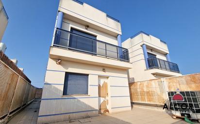 Vista exterior de Casa o xalet en venda en Vinaròs amb Piscina i Balcó