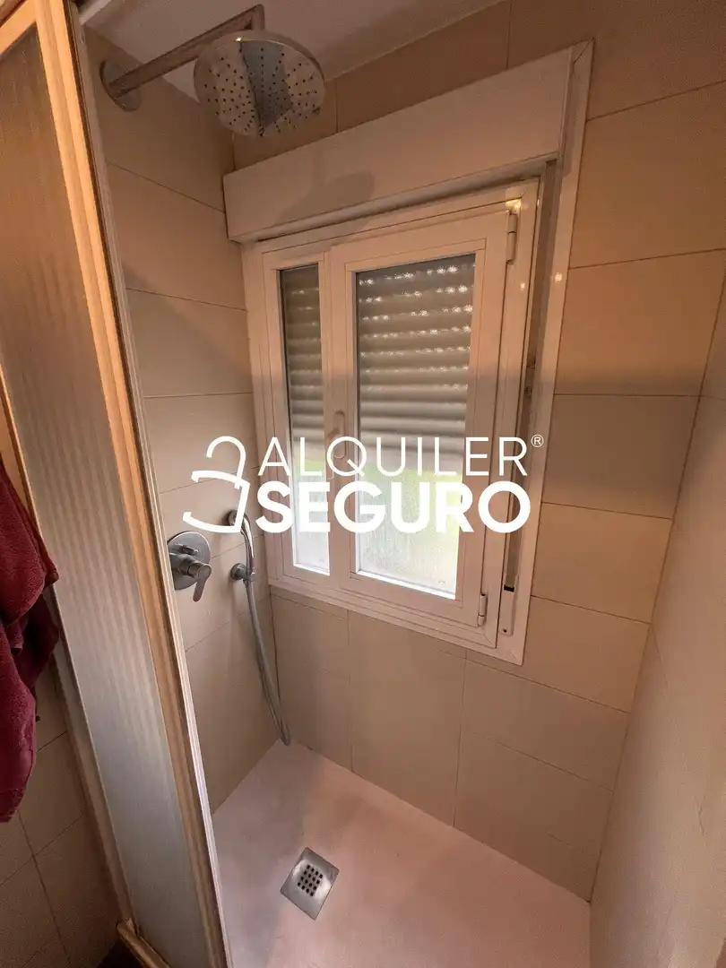 Baño de Piso de alquiler en Madrid con Calefacción y Terraza