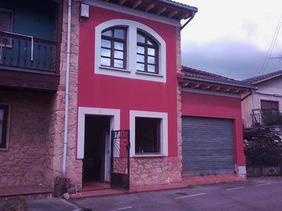 Vista exterior de Casa adosada en venda en Siero amb Jardí privat, Terrassa i Traster