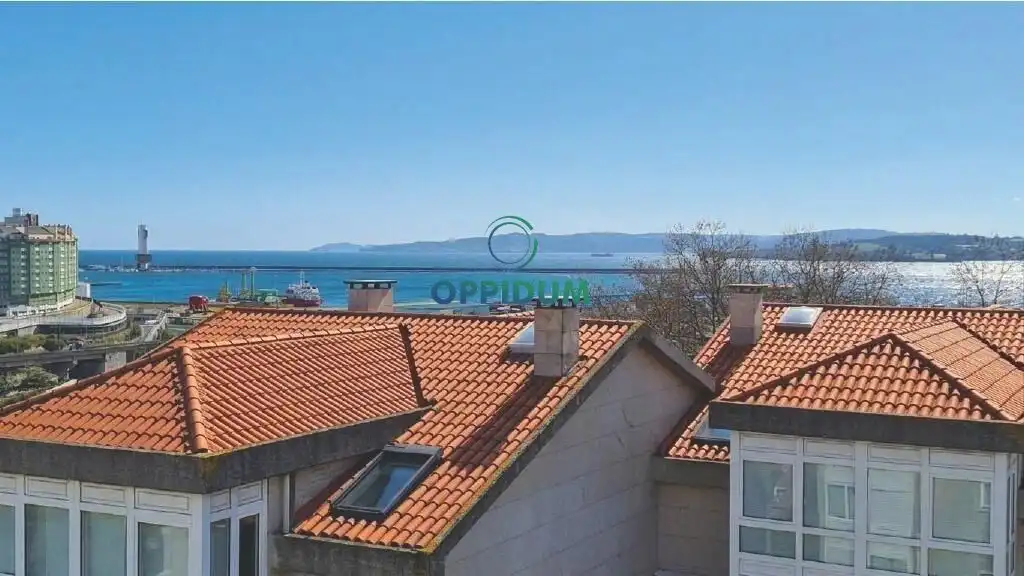 Vista exterior de Casa adosada en venda en A Coruña Capital  amb Calefacció, Jardí privat i Terrassa