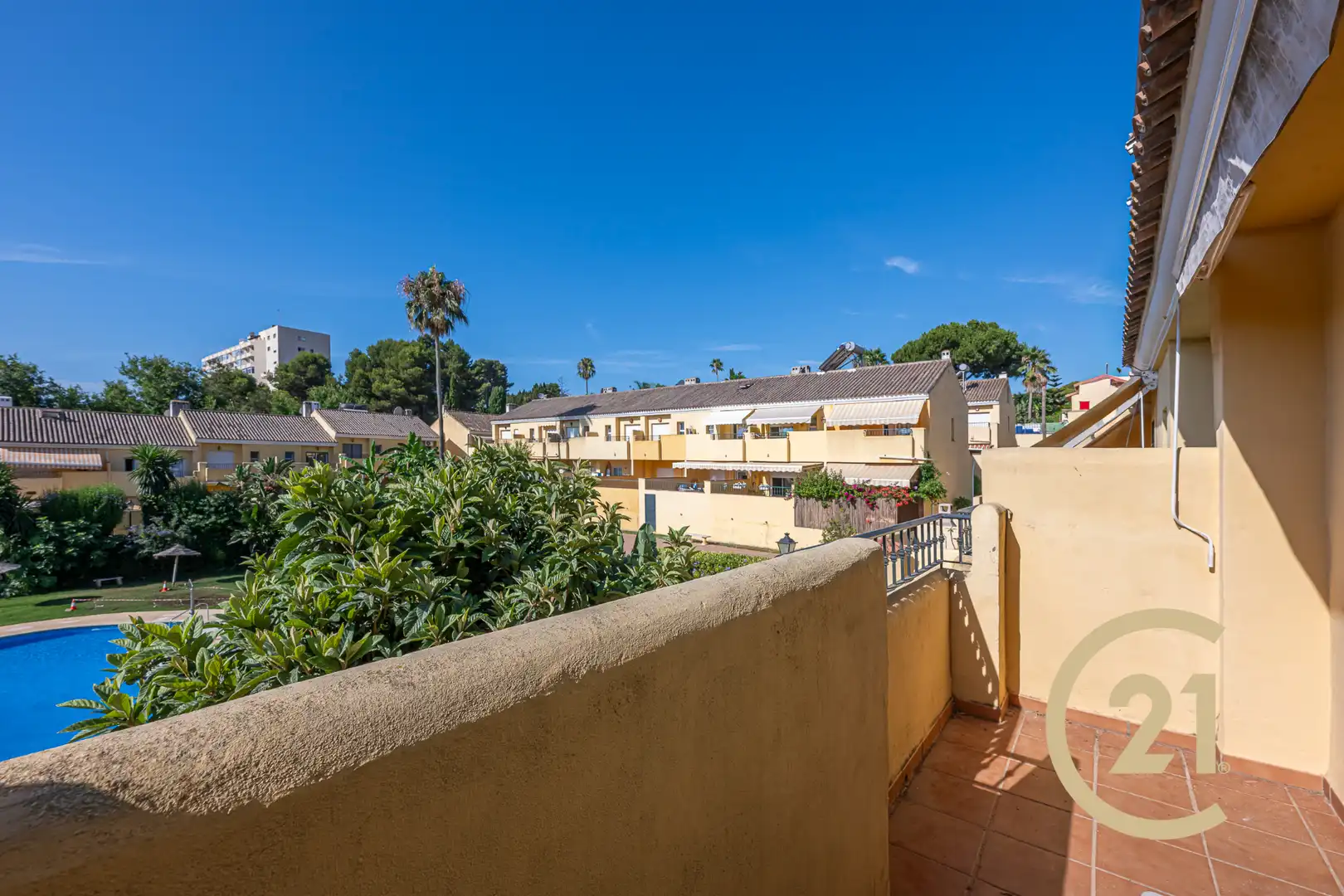 Vista exterior de Casa adosada en venda en Estepona amb Aire condicionat, Jardí privat i Terrassa