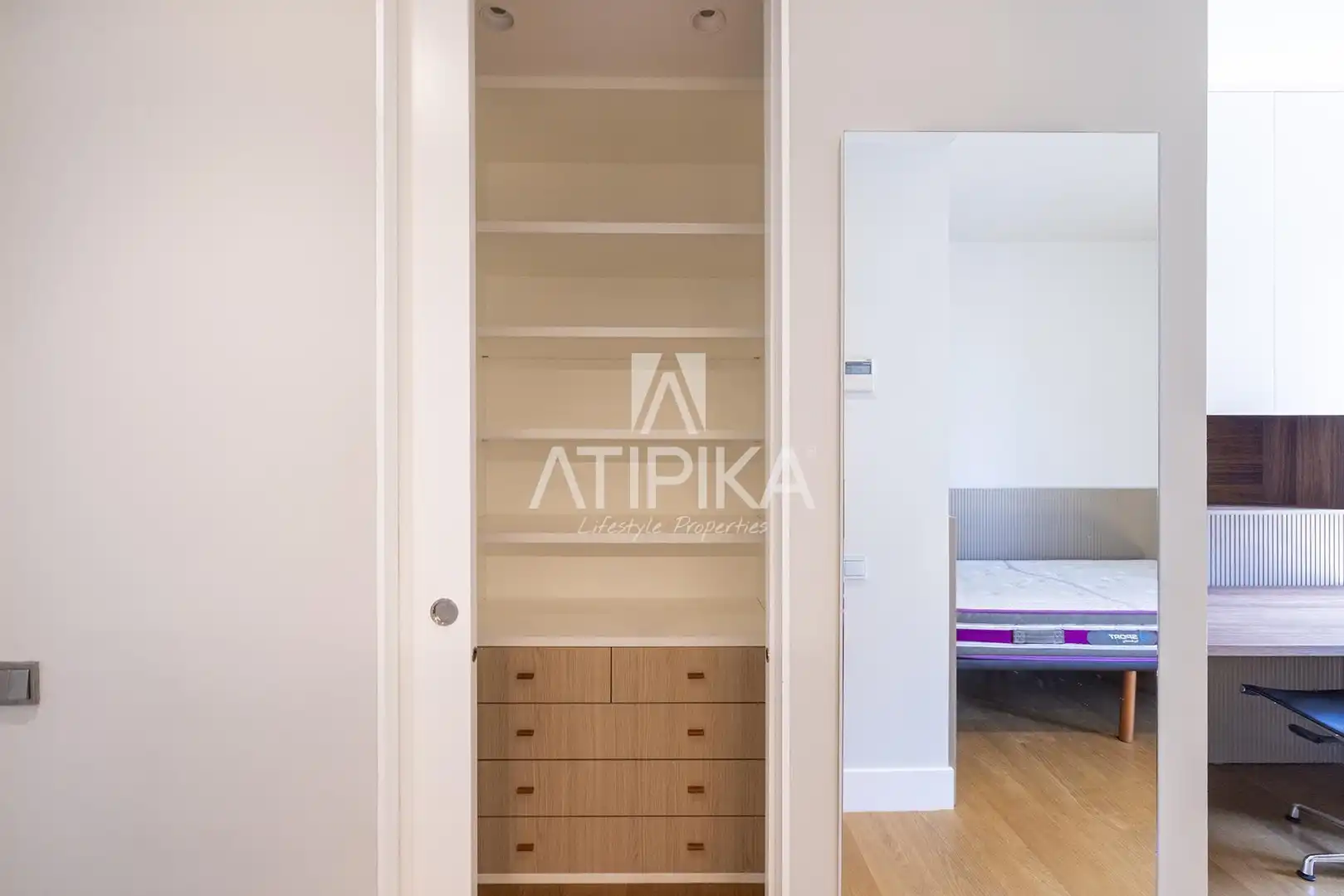 Schlafzimmer von Dachboden zur Miete in Barcelona mit Klimaanlage, Terrasse und Ofen