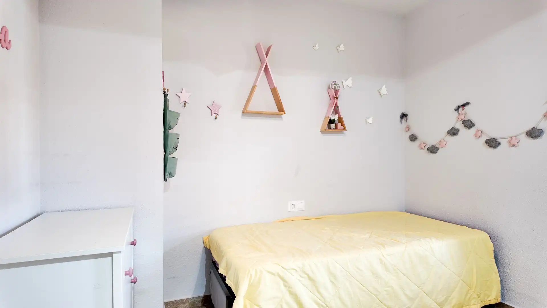 Dormitori de Apartament de lloguer en Valencia amb Aire condicionat, Calefacció i Terrassa