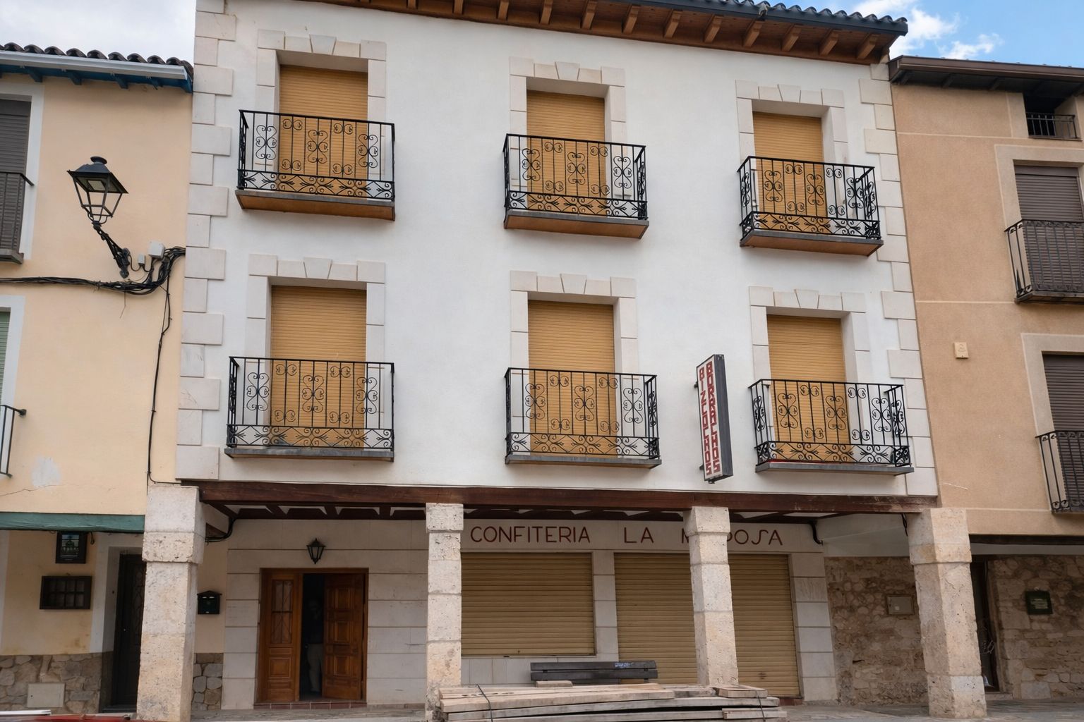 Vista exterior de Casa adosada en venda en Tendilla amb Aire condicionat