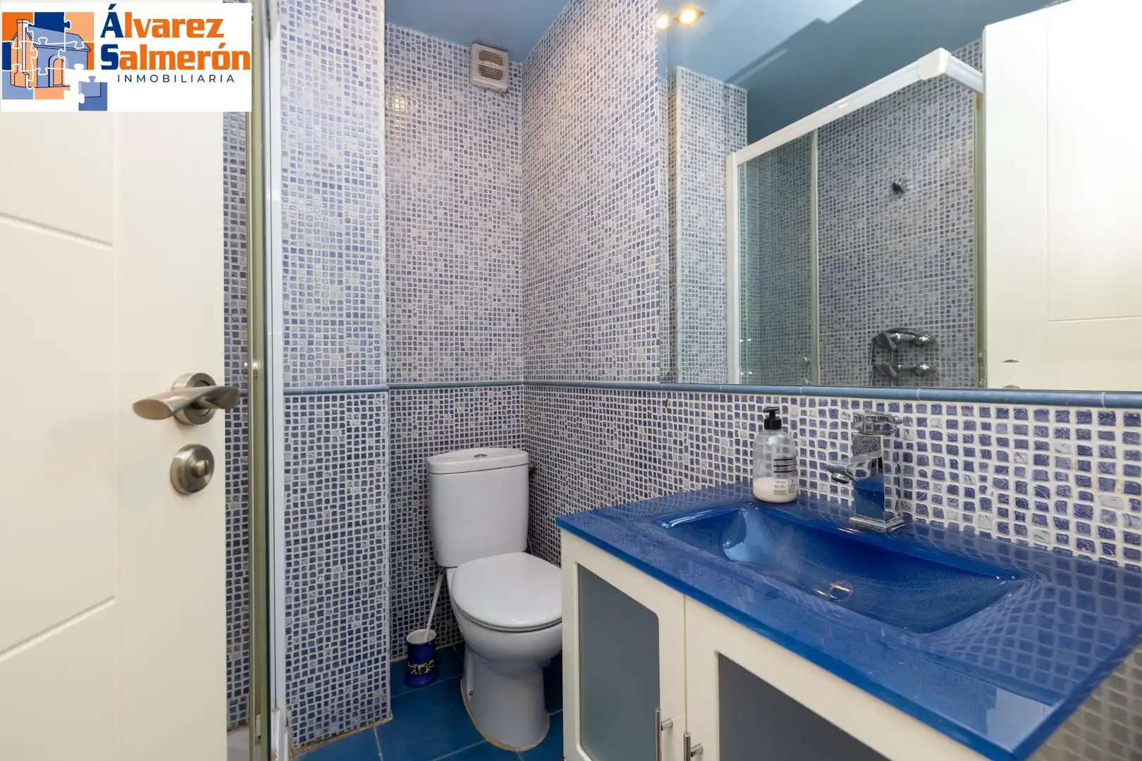 Bathroom of Flat for sale in Granada  with Air Conditioner, Heating and Parquet flooring