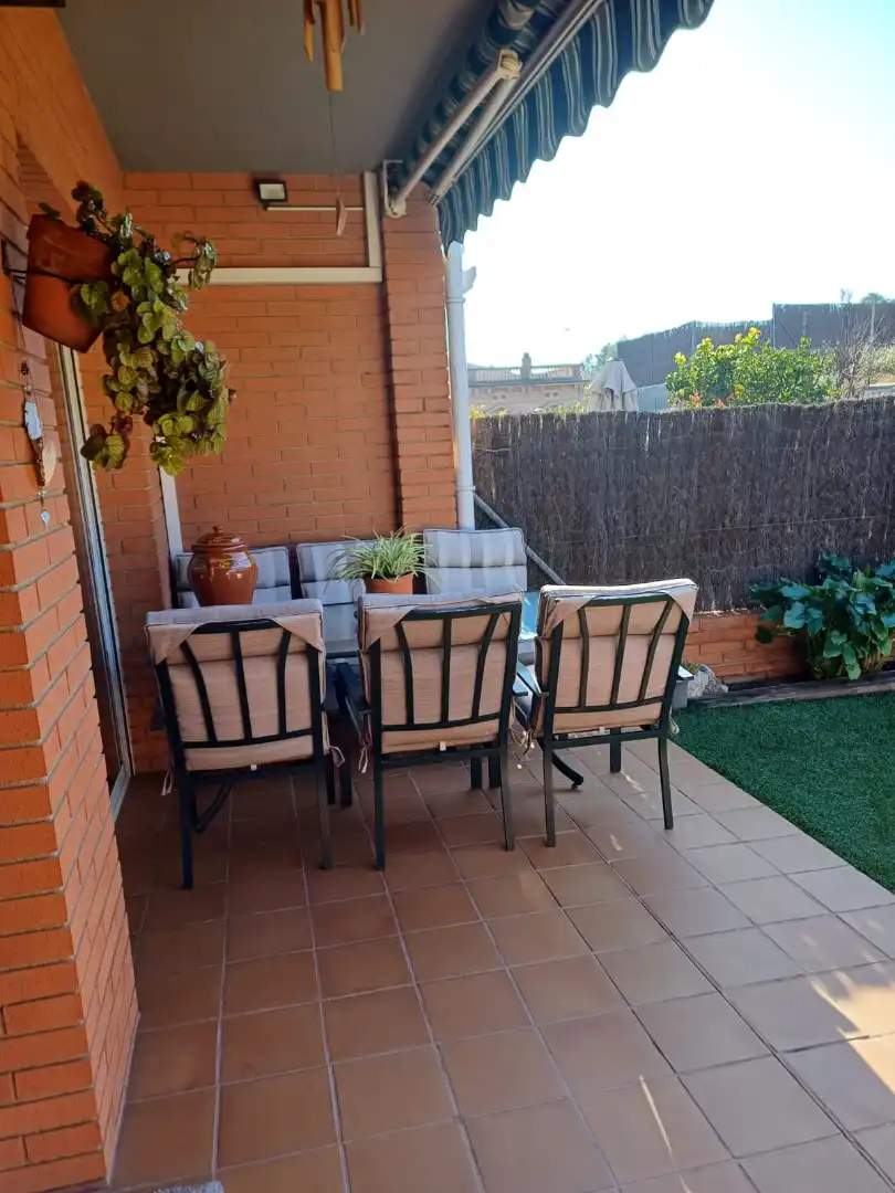 Terrasse von Einfamilien-Reihenhaus zum Verkauf in Castellbisbal mit Klimaanlage, Heizung und Privatgarten