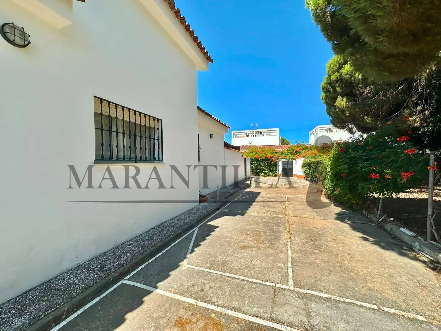 Vista exterior de Casa o xalet en venda en Islantilla amb Jardí privat, Terrassa i Traster
