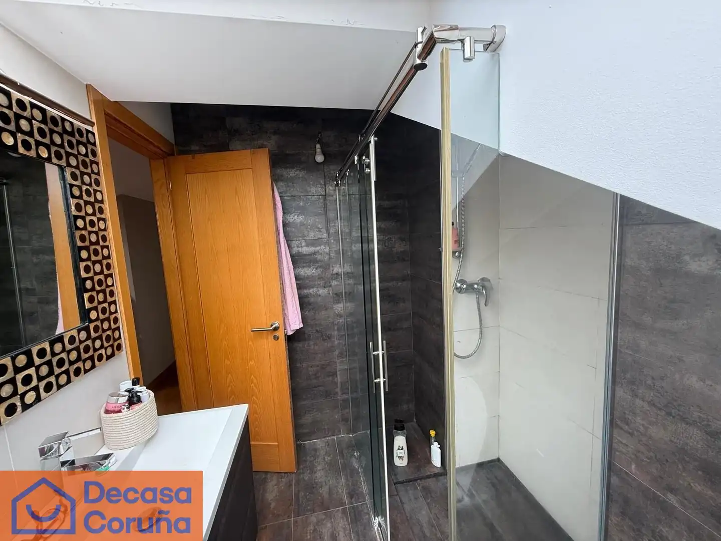 Baño de Ático en venta en Oleiros con Calefacción, Parquet y Trastero