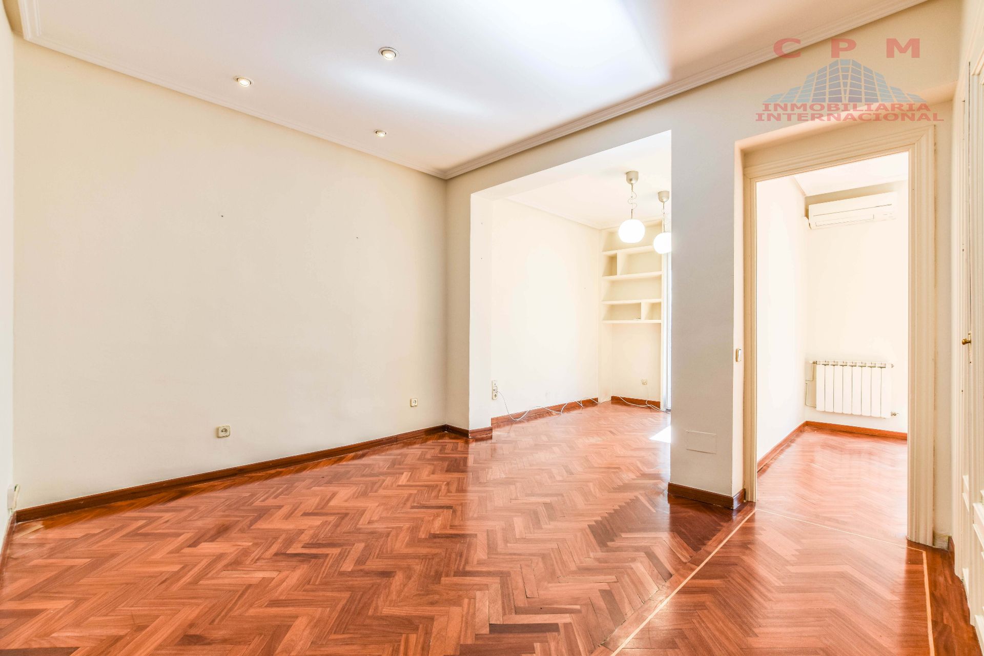 Living room of Flat to rent in  Madrid Capital  with Air Conditioner, Heating and Parquet flooring