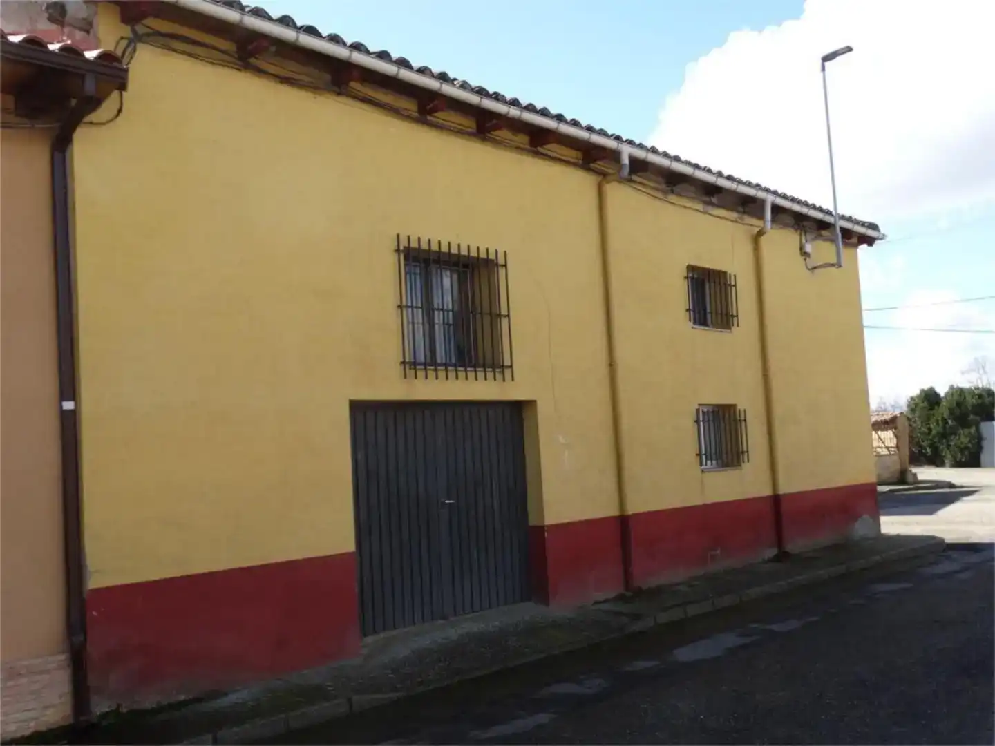 Vista exterior de Casa adosada en venda en Villasabariego amb Traster i Moblat