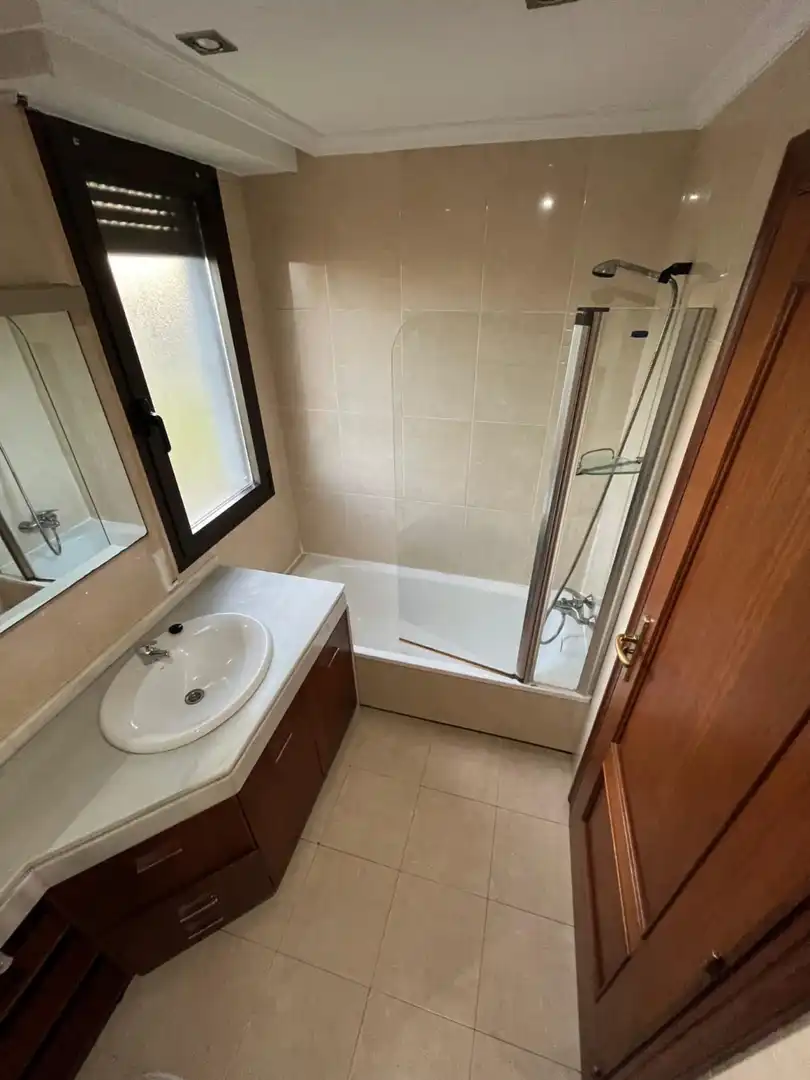 Badezimmer von Wohnung zum Verkauf in  Logroño mit Klimaanlage, Heizung und Privatgarten
