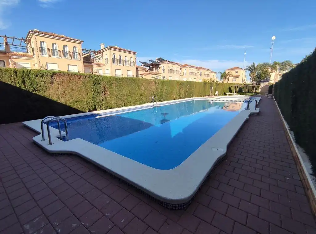 Schwimmbecken von Einfamilien-Reihenhaus zum Verkauf in Pilar de la Horadada mit Klimaanlage, Privatgarten und Terrasse