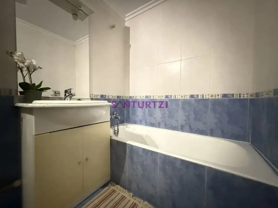 Bathroom of Flat for sale in Santurtzi   with Heating, Terrace and Furnished