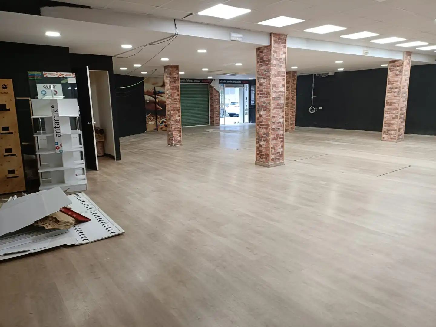 Locale commerciale in vendita a Passeig Maragall