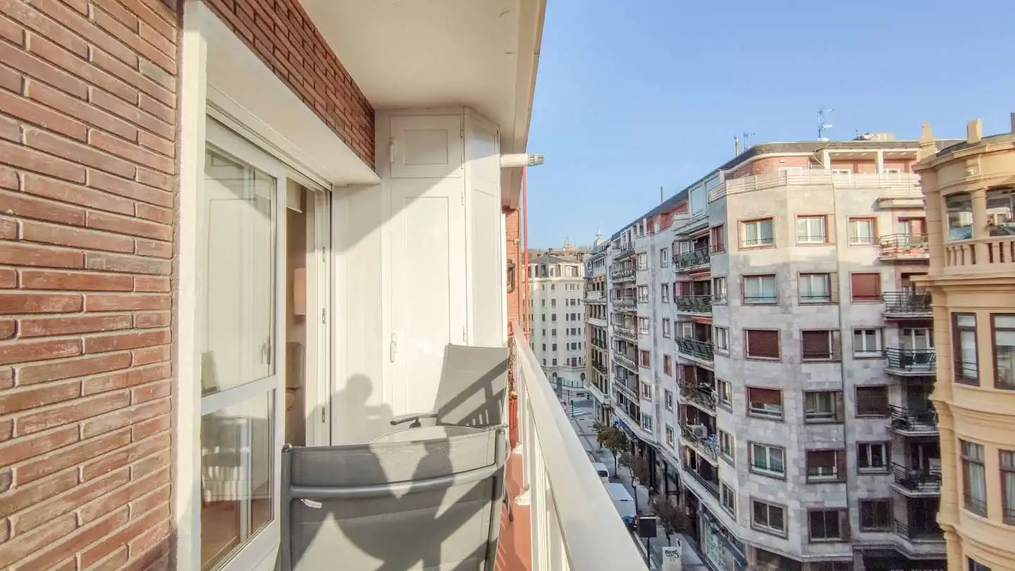 Terrassa de Pis en venda en Donostia - San Sebastián  amb Calefacció, Moblat i Balcó