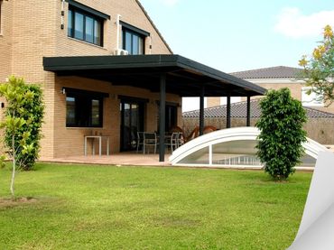 Chalet con piscina en venta en Via Augusta