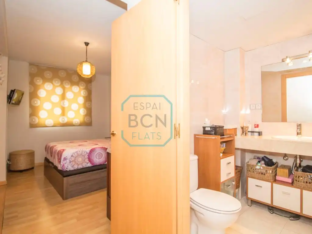 Schlafzimmer von Maisonette zum Verkauf in Barcelona