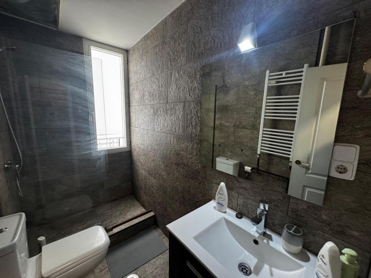 Bany de Apartament de lloguer en  Madrid Capital amb Moblat, Forn i Rentadora