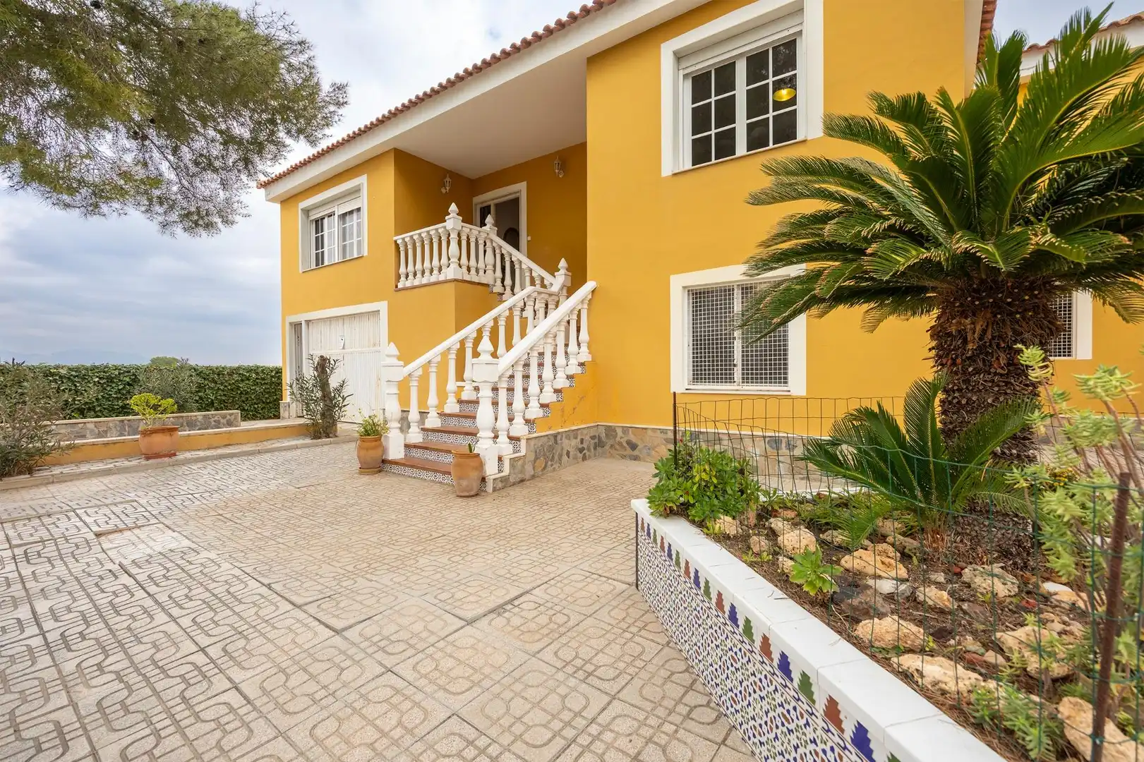 Vista exterior de Casa o xalet en venda en Orihuela amb Aire condicionat, Jardí privat i Terrassa