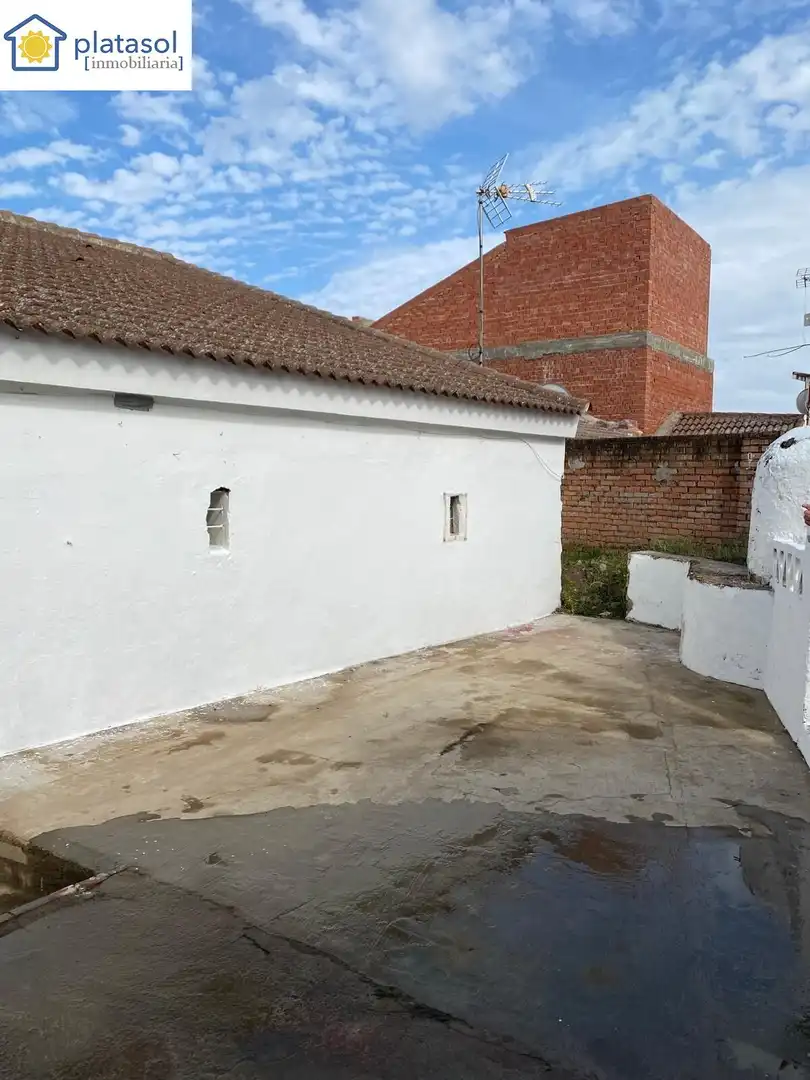 Außenansicht von Haus oder Chalet zum Verkauf in El Garrobo mit Privatgarten