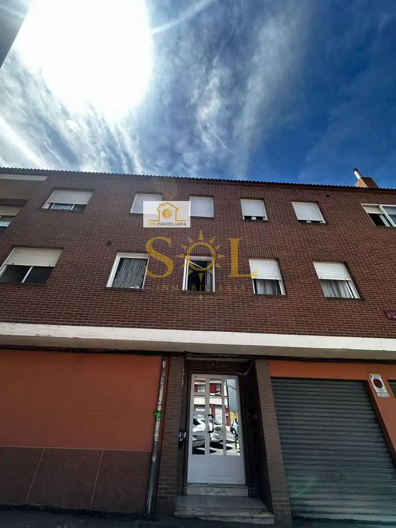 Vista exterior de Apartament en venda en León Capital  amb Calefacció, Parquet i Moblat