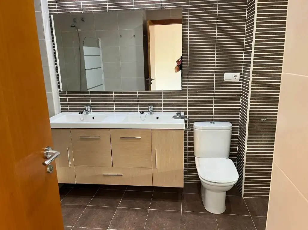 Badezimmer von Einfamilien-Reihenhaus zur Miete in Alcàsser mit Klimaanlage, Heizung und Terrasse
