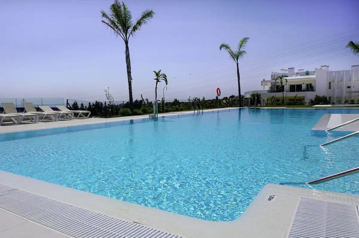 Piscina de Apartament en venda en Casares amb Aire condicionat, Jardí privat i Terrassa