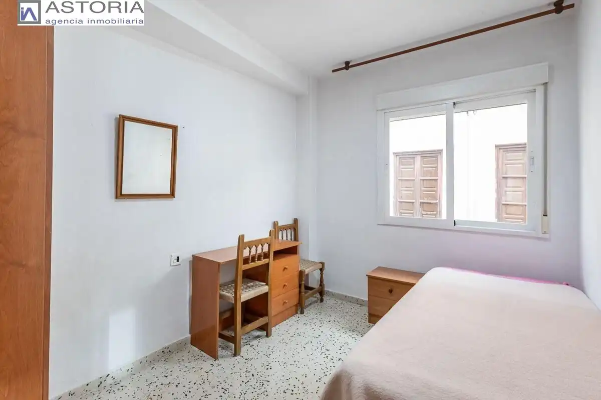 Schlafzimmer von Wohnung zum Verkauf in Granada mit Möbliert und Balkon