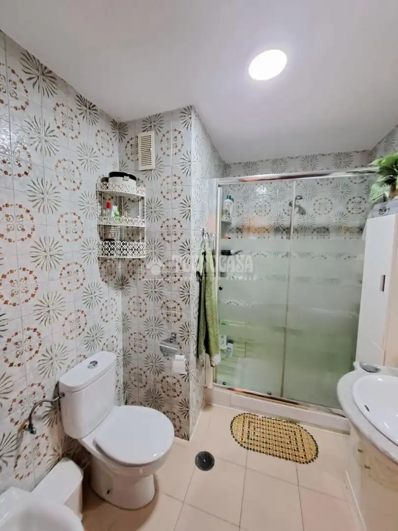 Baño de Piso en venta en Parla con Calefacción y Terraza
