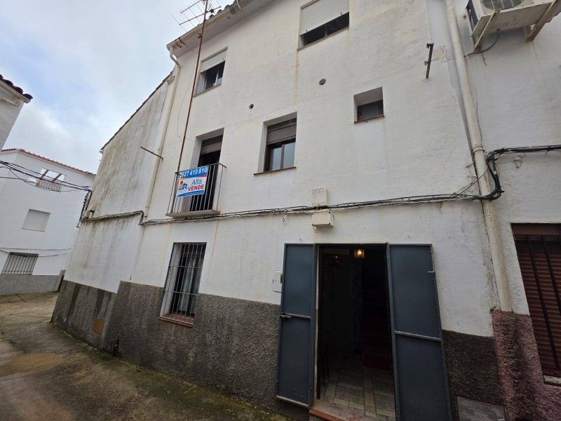 Vista exterior de Casa o xalet en venda en Serradilla amb Jardí privat