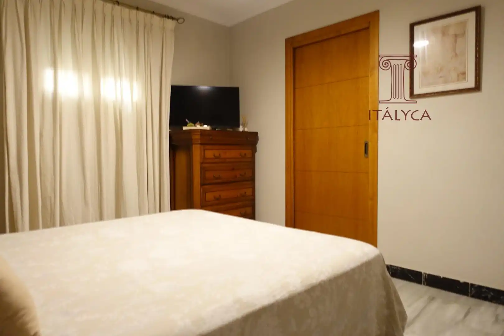 Schlafzimmer von Einfamilien-Reihenhaus zum Verkauf in San Juan de Aznalfarache mit Klimaanlage, Heizung und Privatgarten