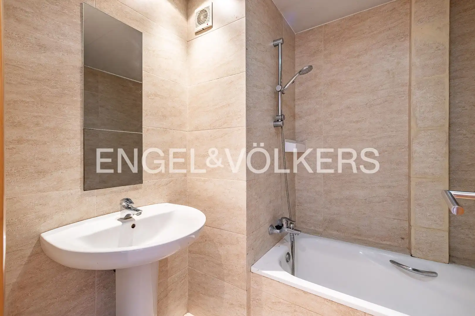 Baño de Casa adosada en venta en Sabadell con Calefacción, Terraza y Balcón