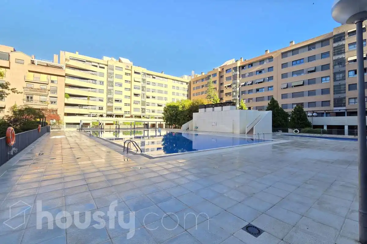 Swimming pool of Flat for rent in Madrid  with Air Conditioner, Heating and Parquet flooring