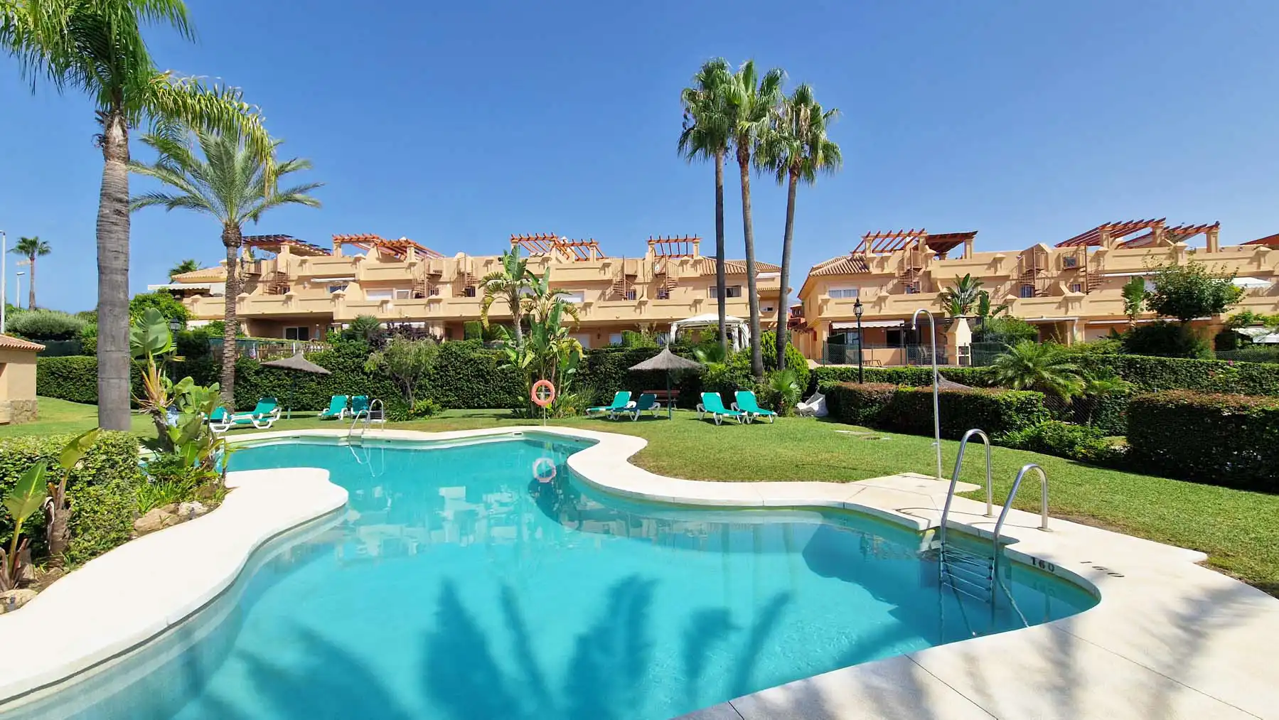 Garten von Einfamilien-Reihenhaus zum Verkauf in Estepona mit Klimaanlage, Privatgarten und Terrasse