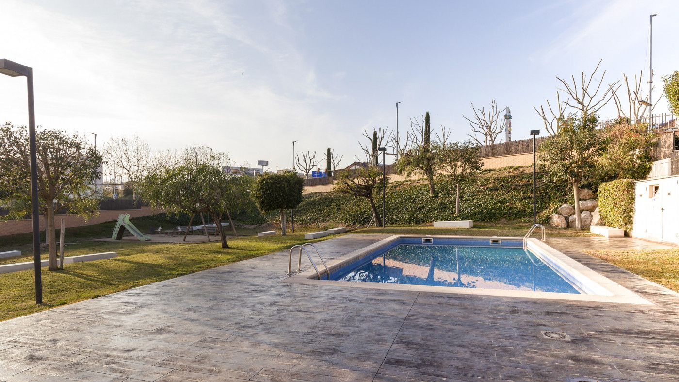Swimming pool of Garage to rent in Mataró