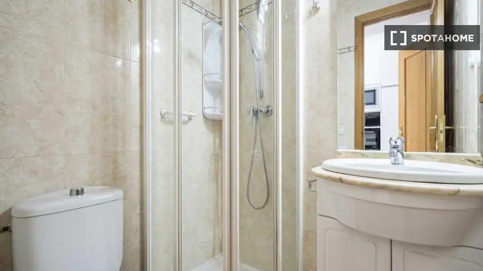 Bathroom of Flat for share in Madrid  with Air Conditioner, Terrace and Furnished