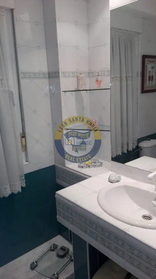 Baño de Casa o chalet en venta en Valdefresno con Calefacción, Jardín privado y Parquet
