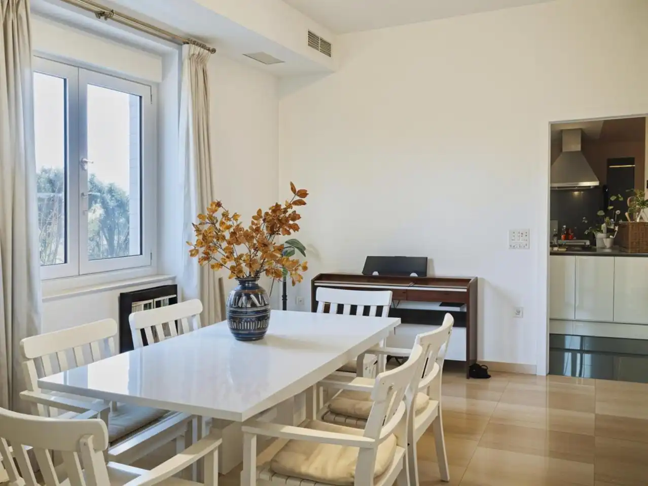 Menjador de Casa o xalet en venda en Tomares amb Aire condicionat, Jardí privat i Parquet