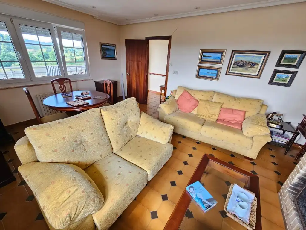 Sala d'estar de Casa o xalet en venda en Castrillón
