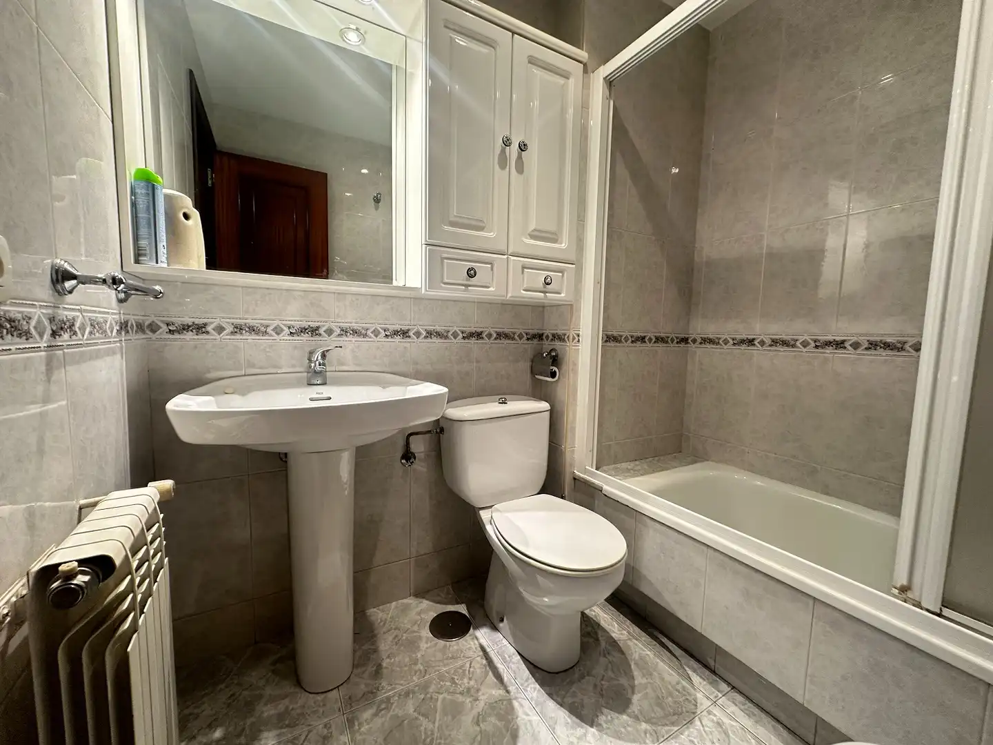 Baño de Piso de alquiler en Santiago de Compostela  con Calefacción, Amueblado y Lavadora