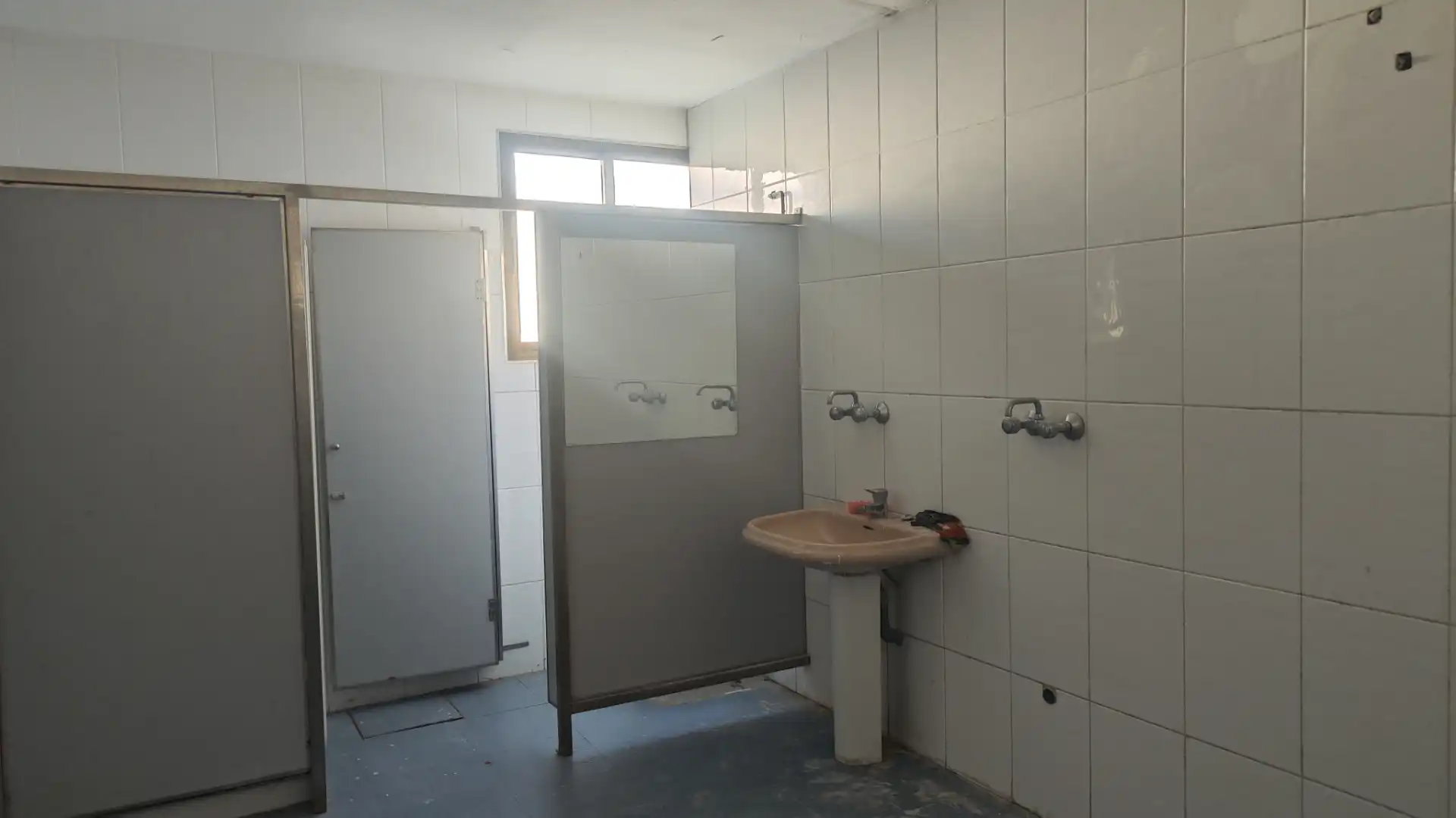 Badezimmer von Fabrikhallen zur Miete in Cuarte de Huerva